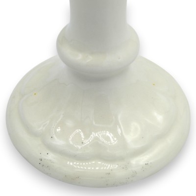 Kandelaar van fijn keramiek, ca. 38 cm hoog x 16 cm breed. Versierd met citroentrossen, oranjebloesem en bladeren.