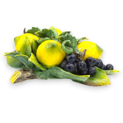 Arco Fascio da Appendere, pregiata Ceramica, h 23 x L 30 cm ca. composizione di Limoni e Uva Nera