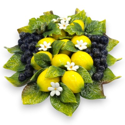 Großes Hängestrauß-Arrangement, feine Keramik, ca. 35 x 25 cm. Komposition aus Zitronen, Trauben und Orangenblüten.