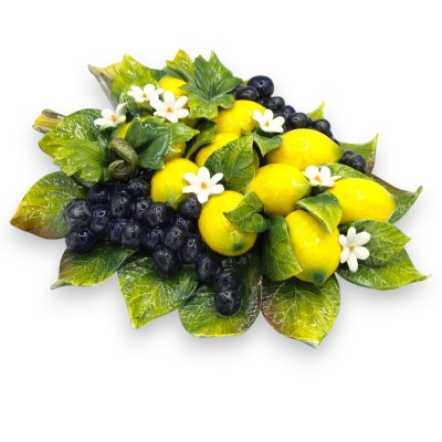 Arranjo suspenso grande, em cerâmica fina, aprox. 35 x 25 cm. Composição de limões, uvas e flores de laranjeira.