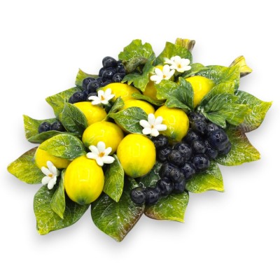 Grand bouquet suspendu, en céramique fine, env. 35 x 25 cm. Composition de citrons, de raisins et de fleurs d'oranger.