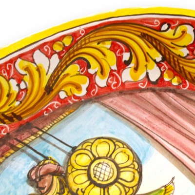 Sierlijk ovaal bord, Caltagirone keramiek, ca. 60 x 40 cm. Barokdecoratie, tafereel uit het theater Opera dei Pupi.