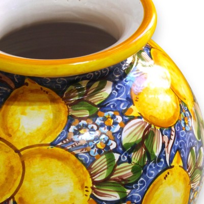 Vaso esférico de cerâmica Caltagirone, com aproximadamente 40 cm de altura e 30 cm de diâmetro, decorado com limões e flores sob