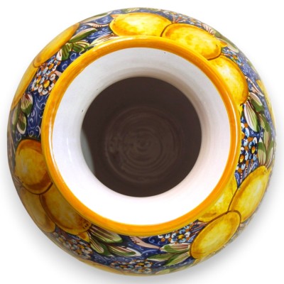 Ceramiczny wazon-kula Caltagirone, wys. 40 x Ø ok. 30 cm, zdobiony cytrynami i kwiatami na niebieskim tle.