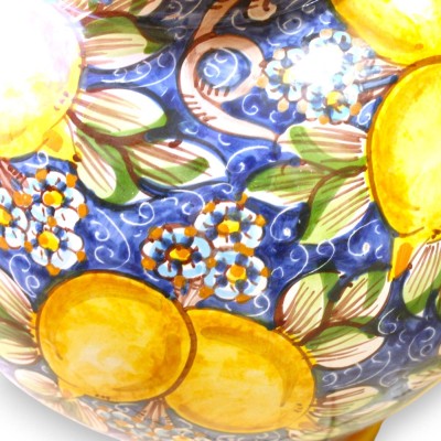 Ceramiczny wazon-kula Caltagirone, wys. 40 x Ø ok. 30 cm, zdobiony cytrynami i kwiatami na niebieskim tle.