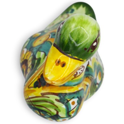Pato de cerâmica Caltagirone, aproximadamente 18 x 10 cm, decoração barroca com girassóis, fundo verde.