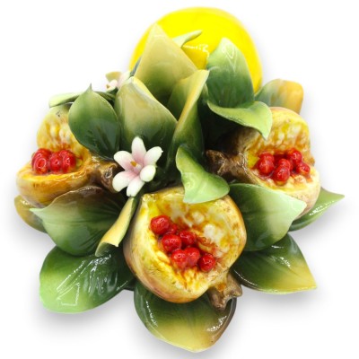 Portavelas con arreglo de frutas, de cerámica fina, de aproximadamente 11 x 20 cm de alto. Limones, granadas y flores de naranjo