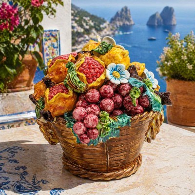 Tischkorb, Dekorationselement, Caltagirone-Keramik, ca. 23 x 23 cm hoch. Komposition mit gemischten Früchten und Blumen.
