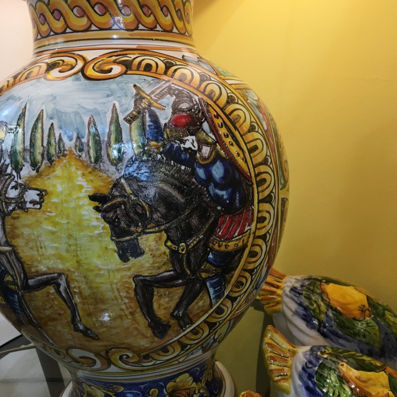 Lâmpada de cerâmica siciliana barroca, Batalha dos Paladinos, altura cerca de 85 cm - 
