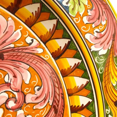 Ornamentaler Teller mit Rand, Caltagirone-Keramik, Ø ca. 55 cm, reich verzierter barocker, mehrfarbiger Dekor