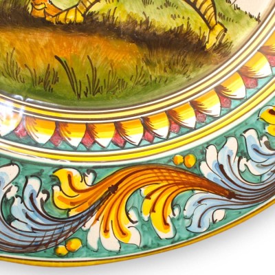 Sierbord met opstaande rand, Caltagirone-keramiek, Ø ca. 55 cm, versierd met een Saraceense veldslag.