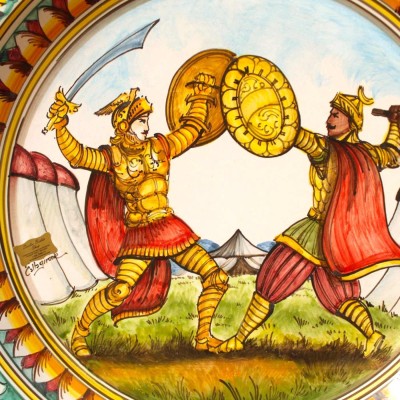 Dekorativ tallrik med kant, Caltagirone keramik, Ø 55 cm ca., dekorerad med en saracensk stridsscen.