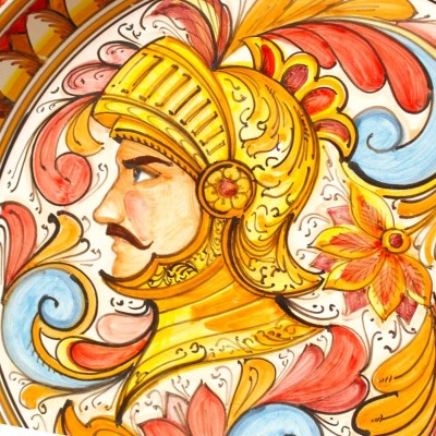 Ornamentaler Teller mit Rand, Caltagirone-Keramik, Ø ca. 55 cm. Paladinbüste und barocke Verzierung.