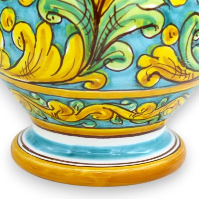 Vaso de cerâmica Caltagirone com gargalo longo, aproximadamente 30 x Ø 20 cm, decoração barroca sobre fundo verde.