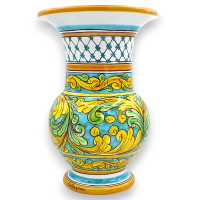 Vaso de cerâmica Caltagirone com gargalo longo, aproximadamente 30 x Ø 20 cm, decoração barroca sobre fundo verde.