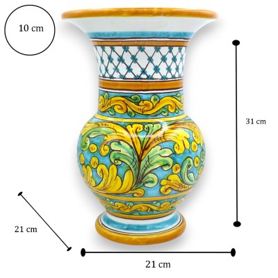 Vaso de cerâmica Caltagirone com gargalo longo, aproximadamente 30 x Ø 20 cm, decoração barroca sobre fundo verde.
