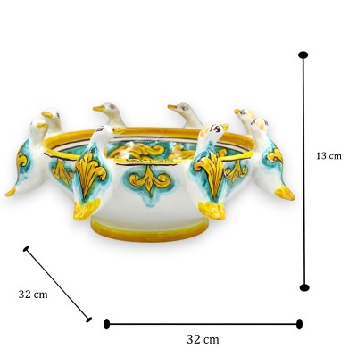 Centro de mesa em cerâmica Caltagirone, Ø 25 cm (máx. 32) x h 10 cm (máx. 13). Decoração barroca com aplicações de patos.