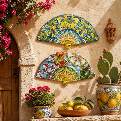 Dekorativer Hängefächer aus Caltagirone-Keramik, ca. 43 x 25 cm (1 Stück). Zwei Dekorationsmöglichkeiten.