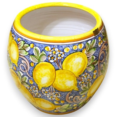 Vaso cachepot com boca larga, linha moderna, cerâmica Caltagirone, Ø 30 cm aprox., decoração de limão e folha, fundo azul.