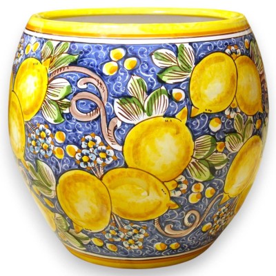 Vaso cachepot com boca larga, linha moderna, cerâmica Caltagirone, Ø 30 cm aprox., decoração de limão e folha, fundo azul.
