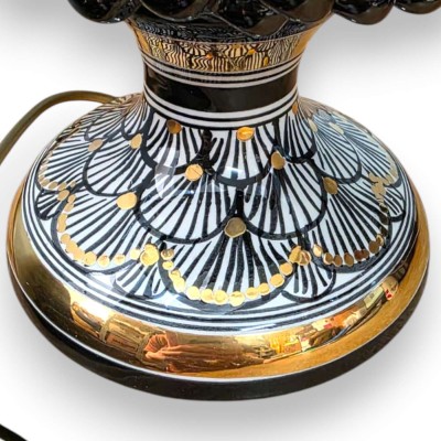Pijnappellamp Caltagirone, ca. 65 cm hoog. ÈLITE-serie, zwart met pauwensteel, modern design, 24-karaats puur goud emaille.