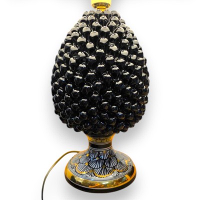 Pijnappellamp Caltagirone, ca. 65 cm hoog. ÈLITE-serie, zwart met pauwensteel, modern design, 24-karaats puur goud emaille.