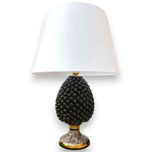 Luminária Pinecone Caltagirone, altura aproximada de 65 cm. Série ÈLITE, preta com haste em formato de pavão, design moderno, es