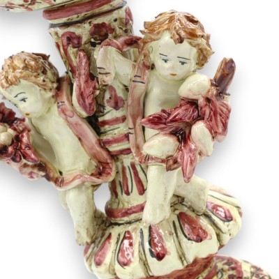 Bougeoir en céramique de Caltagirone orné de chérubins - environ 23 cm de haut, bordeaux, avec une grappe de raisin et des citro