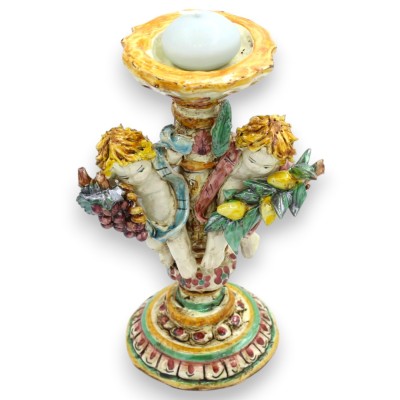 Caltagirone keramikljusstake med keruber - ca 23 x 15 cm. Keruber med en citronknippe och vindruvor.