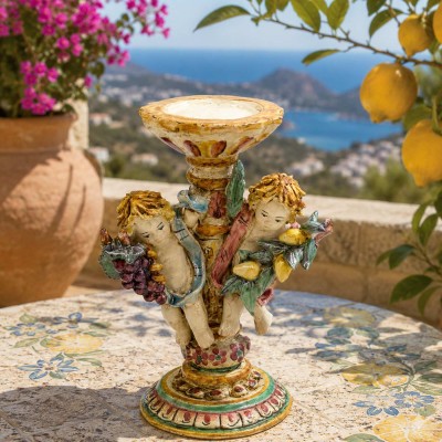 Candelabro de cerámica de Caltagirone con querubines - aprox. 23 x 15 cm. Querubines con un racimo de limones y uvas.