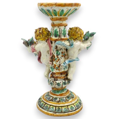 Bougeoir en céramique de Caltagirone orné de chérubins - env. 23 x 15 cm. Chérubins tenant un bouquet de grenades.