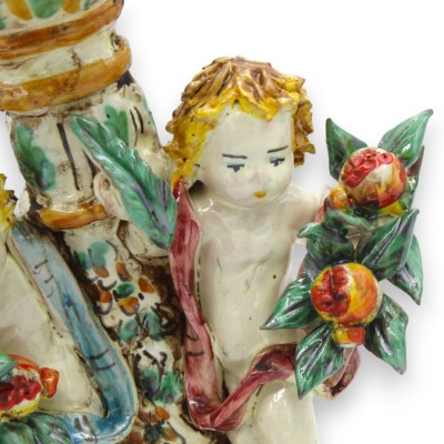 Porta candela con putti in ceramica Caltagirone - h 23 x 15 cm ca. Putti con fascio di Melograni
