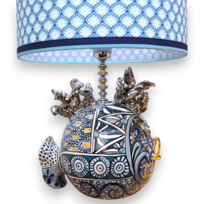 Lampa w kształcie ryby rozdymkowatej, ceramika Caltagirone, ok. 55 x 35 cm. Platyna i emalia z 24-karatowego złota, nowoczesna d