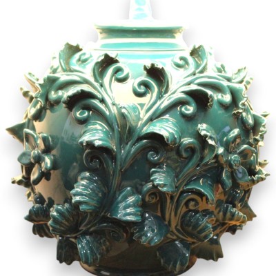 Barokowa lampa kula, ceramika Caltagirone, ok. 65 x 45 cm. Jednokolorowa, turkusowa, z aplikacjami z liści akantu i kwiatów.