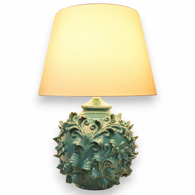 Lampe boule baroque, céramique de Caltagirone, env. 65 x 45 cm. Bleu sarcelle uni, ornée d'appliques de feuilles et de fleurs d'
