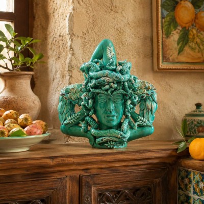 Tête de mannequin Trinacria, environ 30 x 27 cm. Céramique sicilienne richement décorée en relief, fond vert-de-gris, troisième