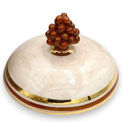 Pigna koekjespot, Caltagirone keramiek, Ø ca. 22 cm. Antiek wit, met 24-karaats goud emaille en robijnrood emaille.