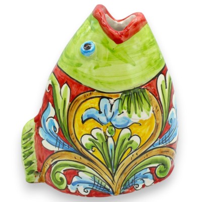 Caltagirone keramisk fiskhuvud, fristående eller hängande, ca 18 x 15 cm, flerfärgad barockdekoration, grön/röd bakgrund