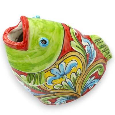 Tête de poisson en céramique de Caltagirone, à poser ou à suspendre, env. 18 x 15 cm, décor baroque polychrome, fond vert/rouge