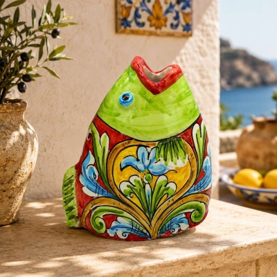 Caltagirone keramisk fiskhuvud, fristående eller hängande, ca 18 x 15 cm, flerfärgad barockdekoration, grön/röd bakgrund
