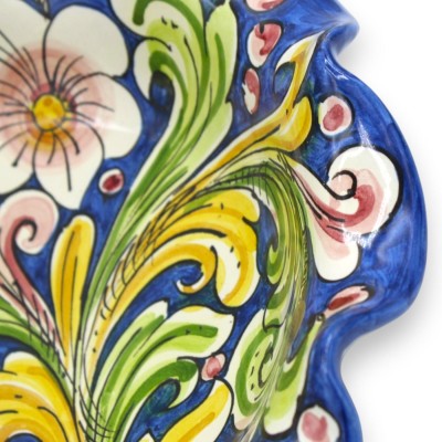 Geschwungenes Tischgesteck, Caltagirone-Keramik, zwei Größenvarianten (1 Stück), florales und barockes Dekor, blauer Hintergrund