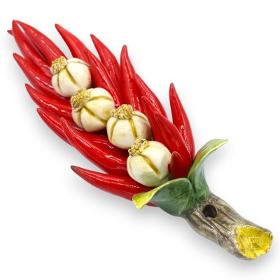 Bündel aus Chilischoten und Knoblauch mit Zopf, feine Keramik, ca. H 30 x B 10 cm.