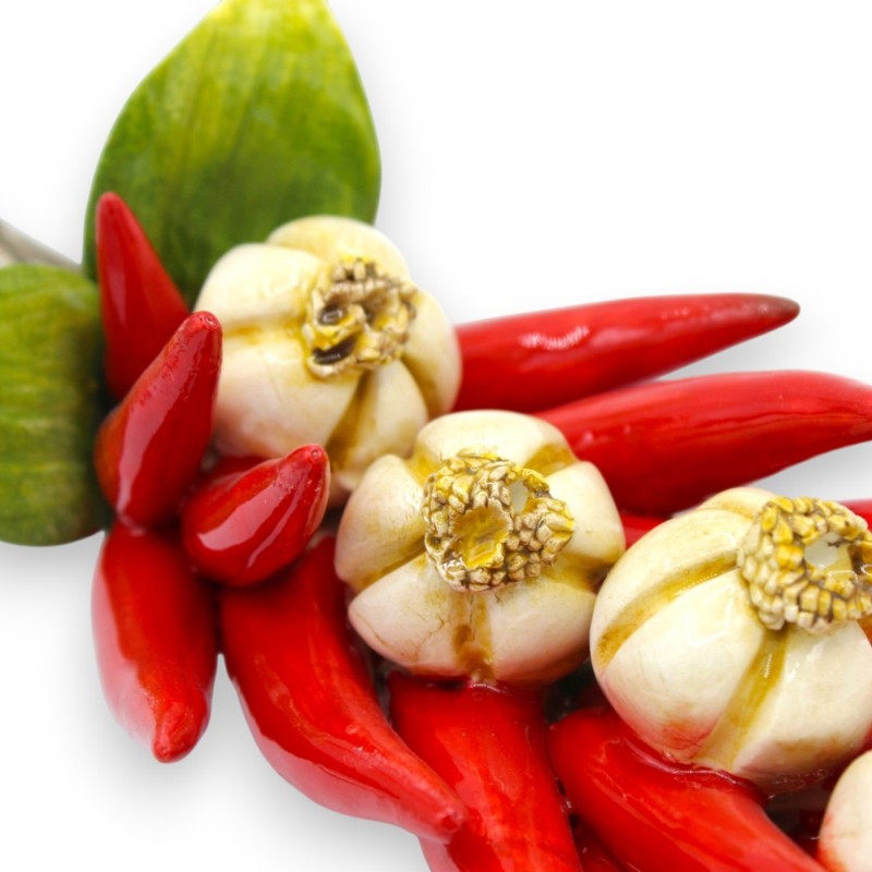 Bündel aus Chilischoten und Knoblauch...