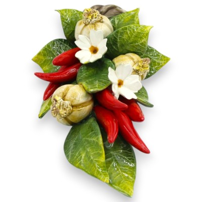 Fascio di Aglio e Peperoncini con Treccia, Pregiata ceramica h 26 x L 14 cm ca. Applicazioni Fiori di Zagara