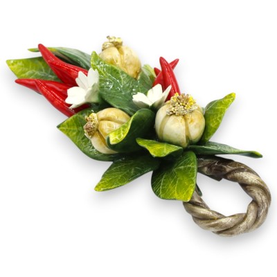 Fascio di Aglio e Peperoncini con Treccia, Pregiata ceramica h 26 x L 14 cm ca. Applicazioni Fiori di Zagara