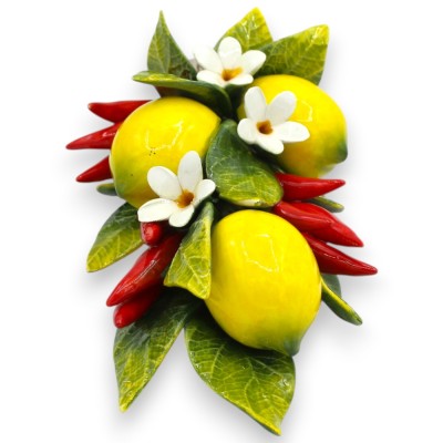 Bouquet de citrons et piments tressés, en céramique fine, H 25 x L 12 cm environ. Appliques de fleurs d'oranger.