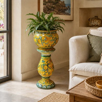 Colonna con Cachepot, ceramica Caltagirone, h 80 x 33 cm ca. decoro barocco, fondo giallo e verderame