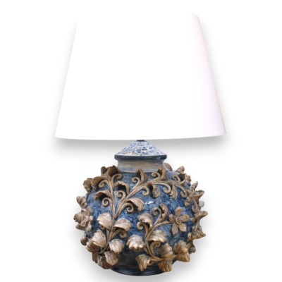 Lampe boule de style baroque, céramique de Caltagirone, env. 65 x 45 cm. Appliques de feuilles et de fleurs d'acanthe, fond bleu