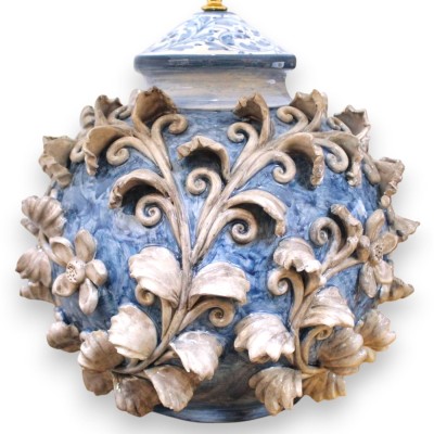 Abajur esférico em estilo barroco, cerâmica de Caltagirone, aproximadamente 65 x 45 cm. Apliques de folhas e flores de acanto, f