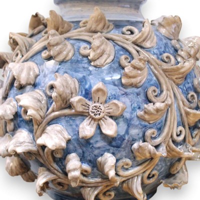 Abajur esférico em estilo barroco, cerâmica de Caltagirone, aproximadamente 65 x 45 cm. Apliques de folhas e flores de acanto, f